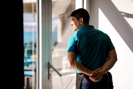 Štacija Waiter waiting for the guests to arrive